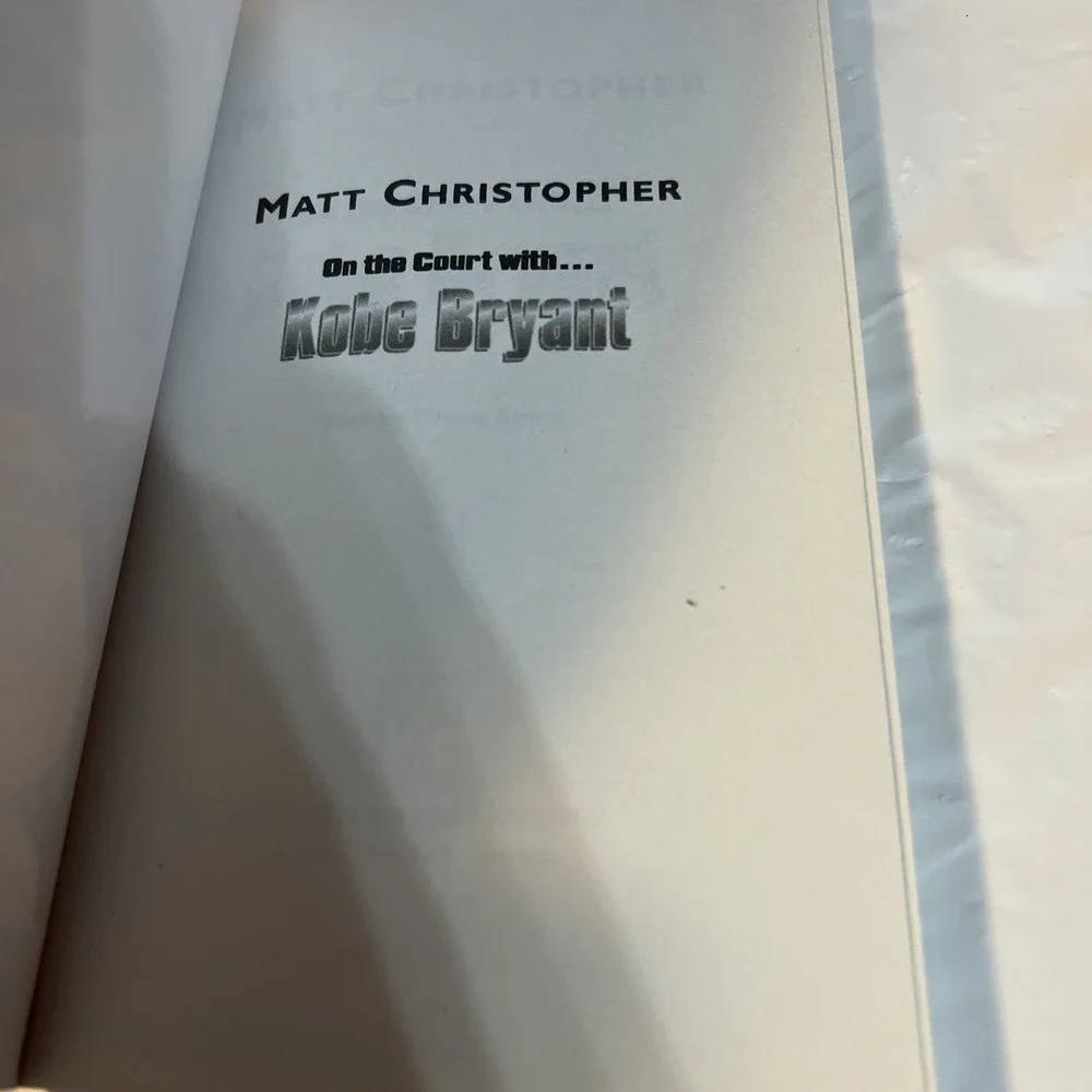 On the Court with ... Kobe Bryant by Matt Christopher (2001, Trade Paperback)